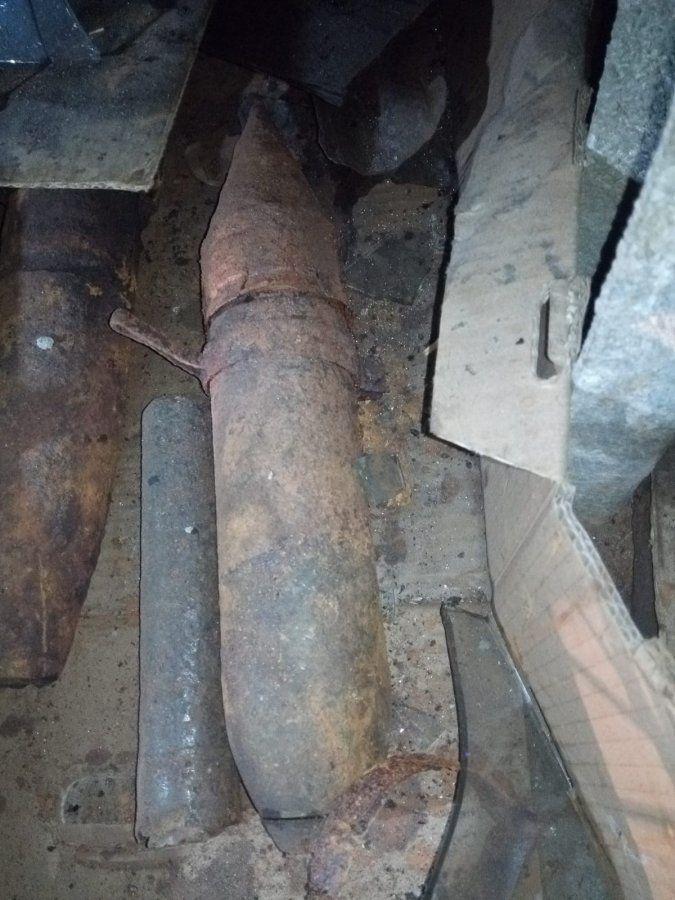 W garażu znajdowało się jeszcze pięć bomb przeciwlotniczych z zapalnikami. <br/>fot.KPP Łańcut