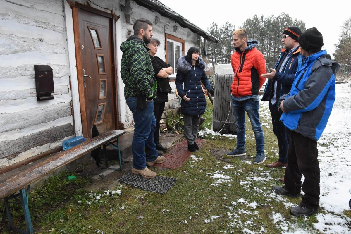 Grupa, która zainicjowała pomoc przed starym domem. <br/>fot.Paweł Bugira