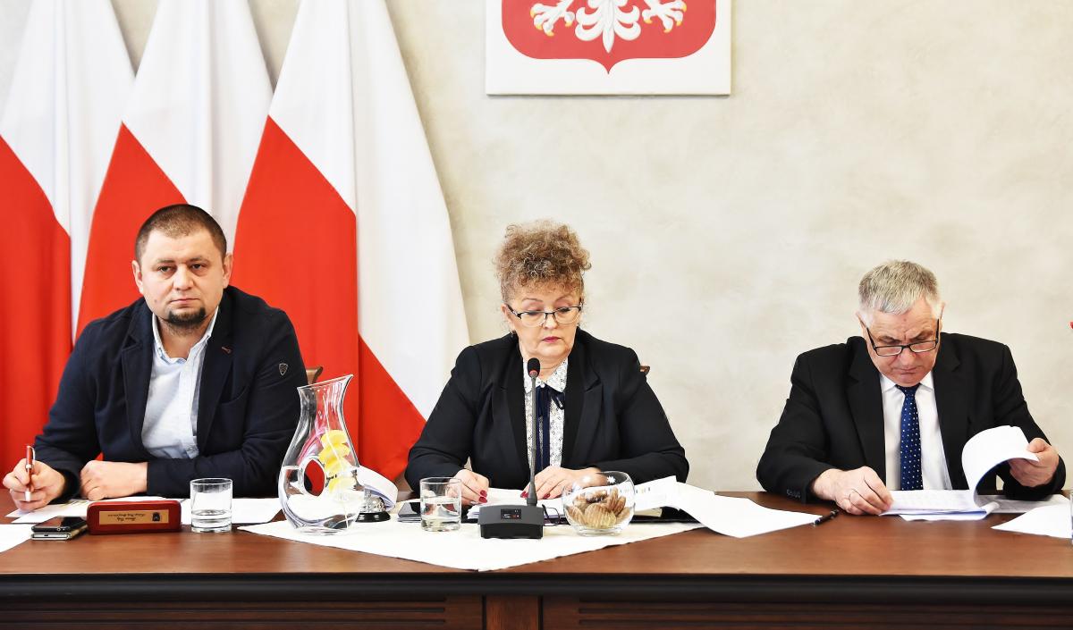 Rada gminy jednogłośnie przyjęła nowe stawki podatków. – To nie jest nasz wymysł. Na chwilę obecną zwolniliśmy jeszcze z płacenia za budynki gospodarcze – zaznaczyła Małgorzata Hawryś, przewodnicząca rady gminy Orły (w środku). <br/>fot.Paweł Bugira