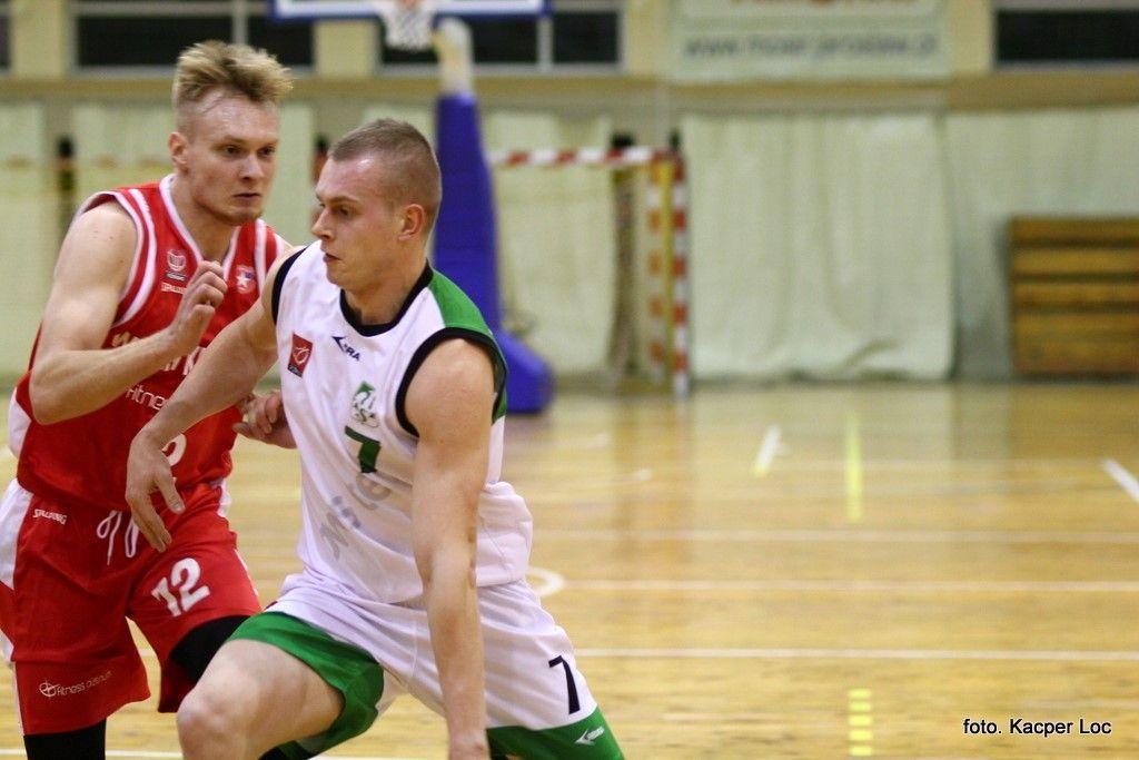 Cezary Gumiński (biały strój) w meczu z wiceliderem zdobył 12 punktów.<br/>fot.Kacper Loc