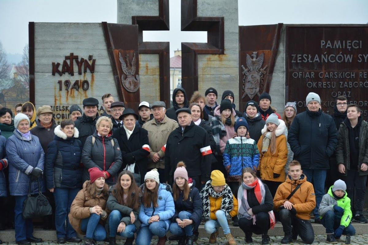 Wśród przybyłych byli oczywiście sybiracy, ale także młodzież. ze Szkoły Podstawowej nr 15 im. Adama Mickiewicza w Przemyślu oraz Szkoły Podstawowej im. Ojca św. Jana Pawła II w Krównikach. <br/>fot.Marian Boczar