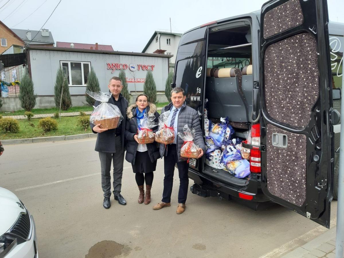 Goście z Polski przekazali 60 paczek świątecznych dla polskich seniorów i osób niepełnosprawnych z Mościsk i okolic w siedzibie Towarzystwa Kultury Polskiej w Mościskach.<br/>fot.ze zbiorów własnych