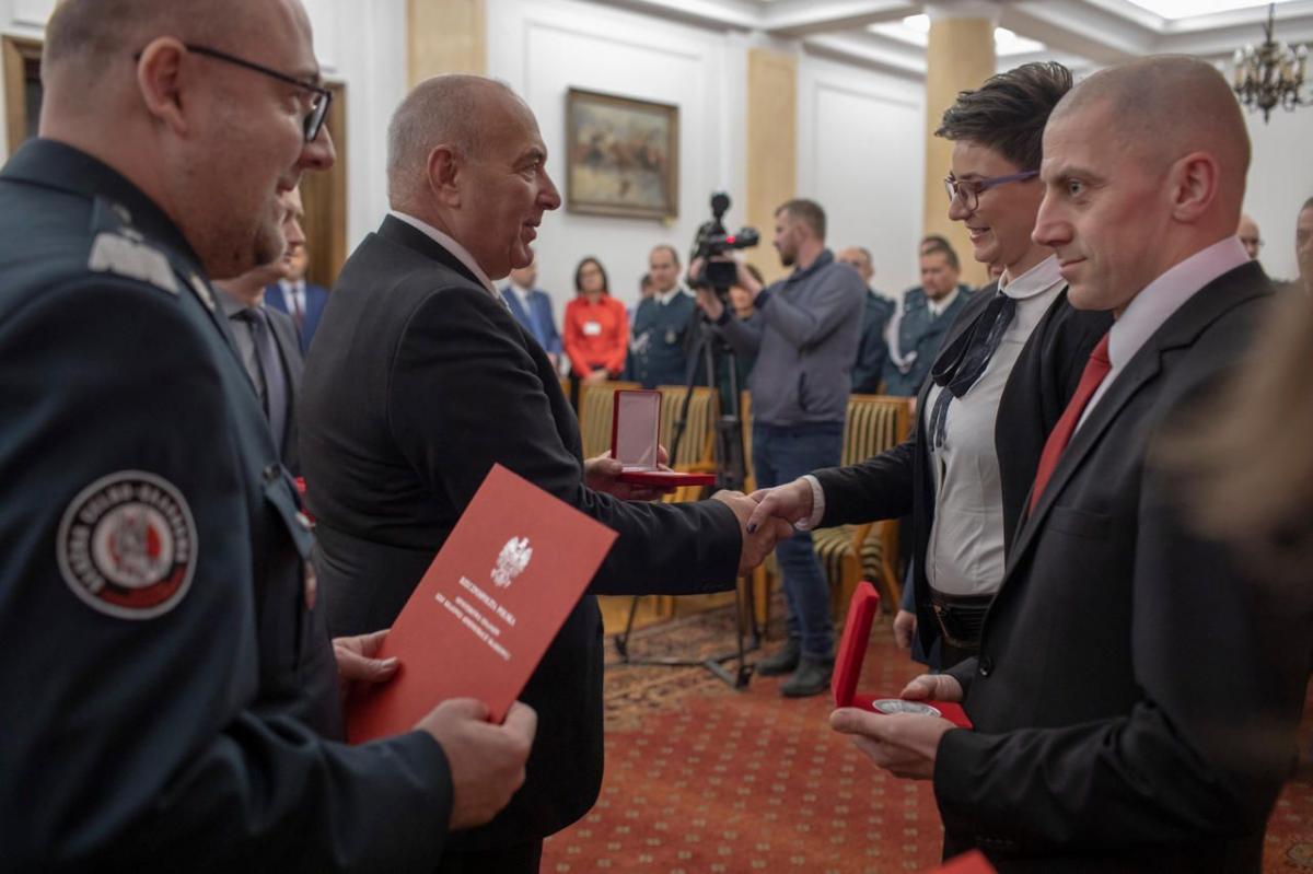 Celnicy z Przemyśla: Magdalena Majewska, Krzysztof Hendzel, podkomisarz Tomasz Filipowicz i starszy aspirant Artur Sikorski zabezpieczali miejsca groźnych wypadków drogowych i udzielali pierwszej pomocy osobom poszkodowanym.<br/>fot.archiwum KAS