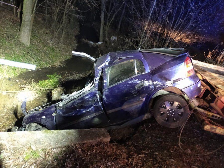 Samochód uderzył w betonowy most prowadzący do posesji, a potem wpadł do rzeki.<br/>fot.KPP Ropczyce