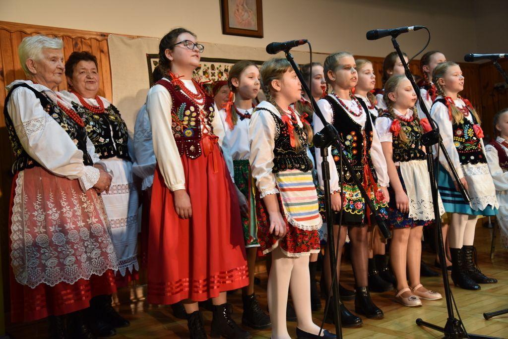 Jest szansa, że tradycja śpiewacza na ziemi przeworskiej nie zaginie – na zdjęciu Wiesława Rosół z uczestnikami w projektu „Tańcz i nie żałuj podłogi – przeworski taniec i śpiew dla pokoleń”.<br/>fot.UG Przeworsk