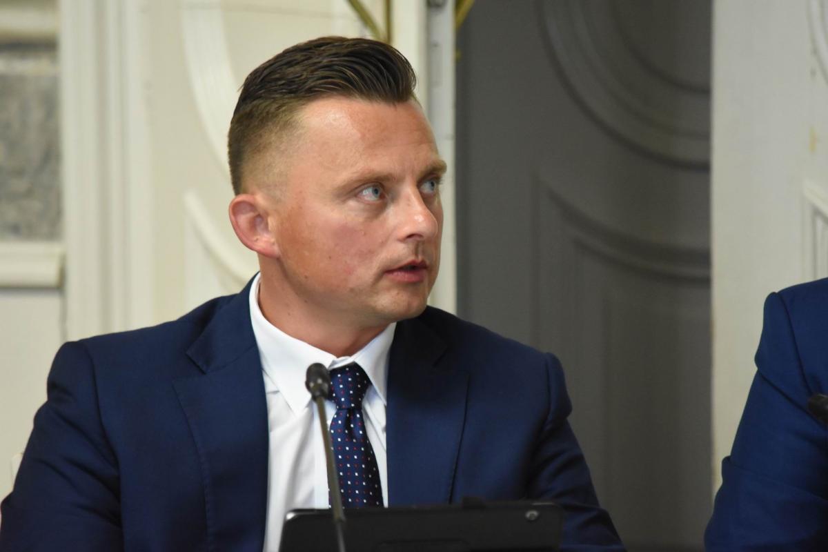 Robert Bal zaproponował wspólną poprawkę opozycji, która w znaczący sposób preferowała osoby segregujące śmieci. <br/>fot.Paweł Bugira