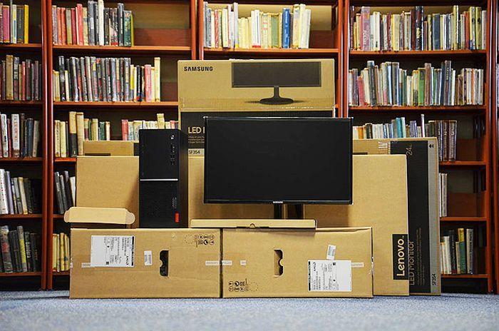 Lubaczowscy bibliotekarze nagrodę przeznaczyli na zakup sprzętu komputerowego.<br/>fot.ze zbiorów własnych