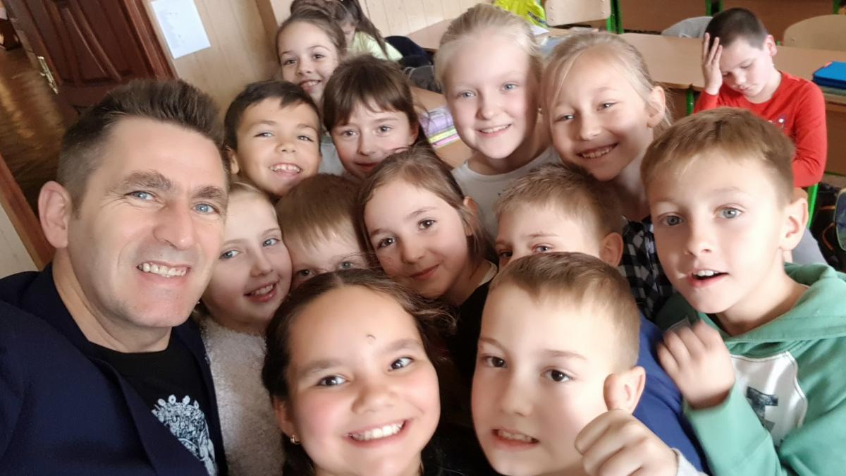 Rady Dariusz Lasek z uczniami szkoły we Lwowie.<br/>fot.ze zbiorów własnych