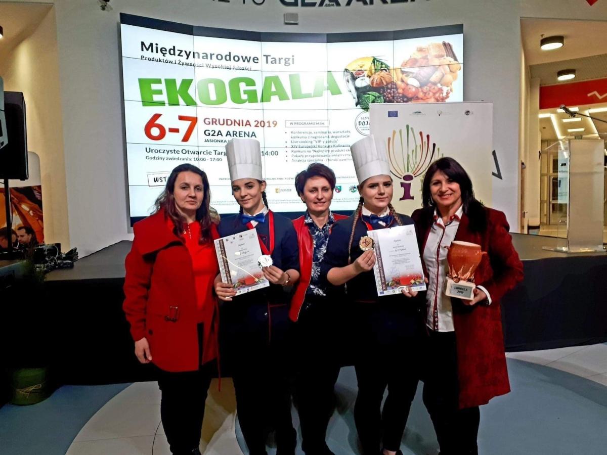 Reprezentacja Zespołu Szkół Spożywczych, Chemicznych i Ogólnokształcących w Jarosławiu z opiekunkami.<br/>fot.Zbiory ZSSChiO