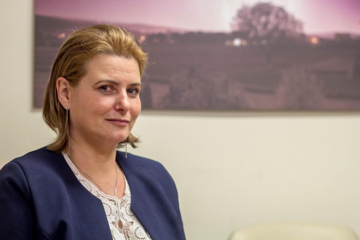Anna Huk jest magistrem filologii polskiej, specjalistką z zakresu logopedii. Swoją pracę w samorządzie zaczynała jako radna miasta Radymna, drugą kadencję pełniła mandat radnej sejmiku wojewódzkiego. Jest przewodniczącą NSZZ „Solidarność” Pracowników Oświaty i Wychowania w Radymnie oraz pełnomocnik