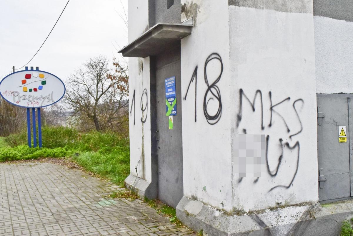 Stacja transformatorowa stała się ulubionym miejscem wyrażania patriotyczno-klubowych sympatii.