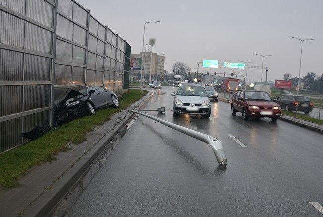Kierowca opla na skutek zderzenia z renaultem wjechał w przydrożną latarnię i ekran akustyczny. <br/>fot.KMP Krosno