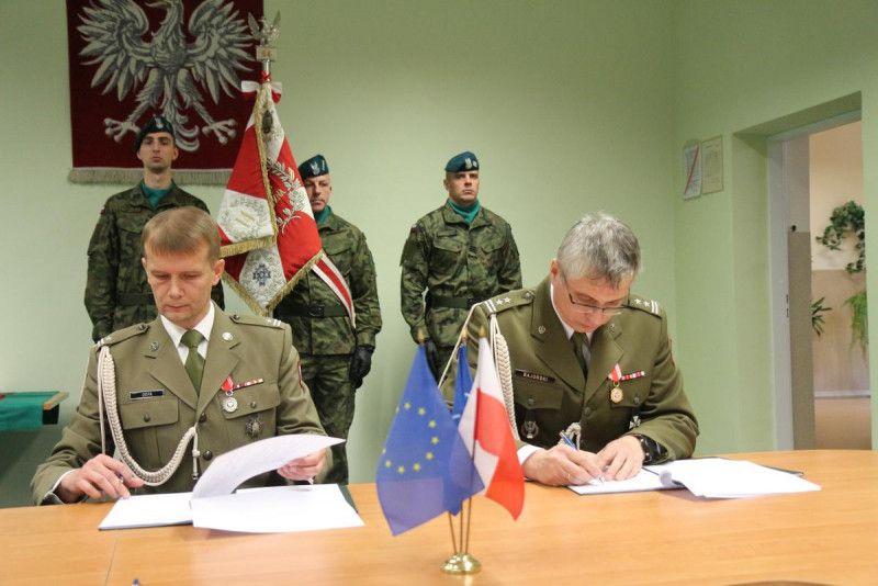Ppłk Robert Bajorski (z prawej) obowiązki komendanta Wojskowej Komendy Uzupełnień w Jarosławiu przejął 2 grudnia.<br/>fot. p. Witold Stopa