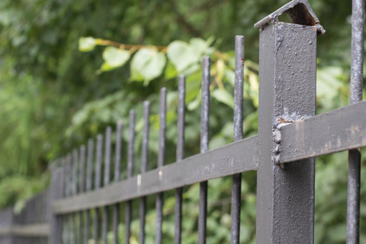 Przęsła ogrodzenia parku zostały odmalowane, ale miasto nadal ma zastrzeżenia co do jakości wykonania tych prac. Do wykonania poprawek UM wezwie wykonawcę po zimie.<br/>fot.Bartłomiej Pacek