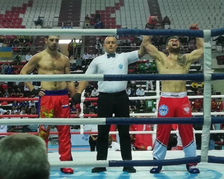 Mateusz Kubiszyn wygrywa walkę finałową i zostaje po raz drugi w karierze mistrzem świata w kickboxingu w formule full contact.<br/>fot.Polski Związek Kickboxingu