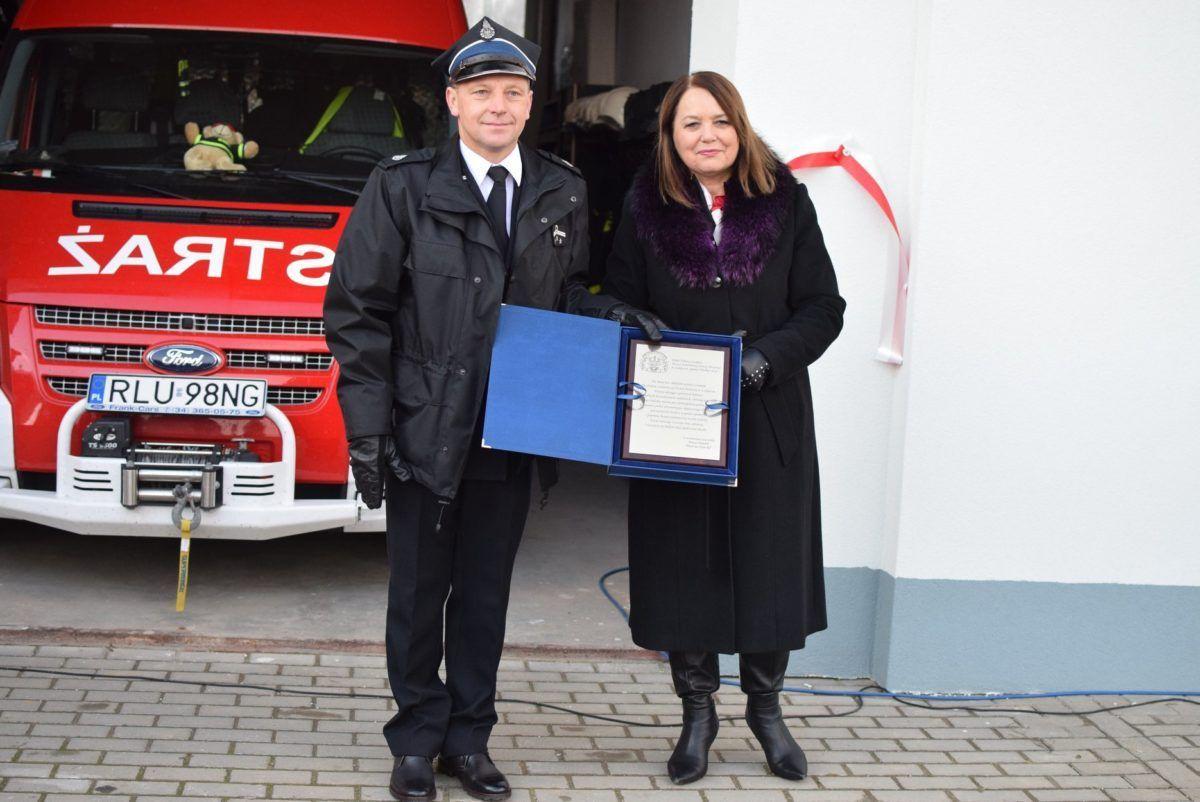 Poseł Teresa Pamuła przekazała na ręce prezesa OSP Łukawiec Tomasza Czołacza list gratulacyjny i specjalny grawerton za zaangażowanie w pracę społeczną. 