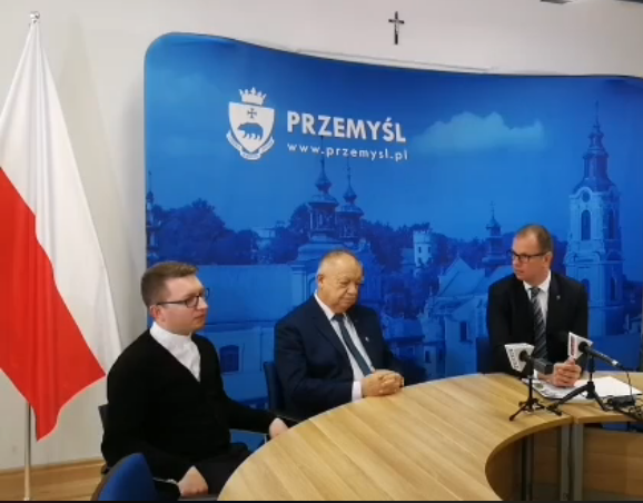 Od prawej: prezydent Wojciech Bakun, starosta Jan Pączek i zastępca dyrektora Caritas ks. Paweł Konieczny.