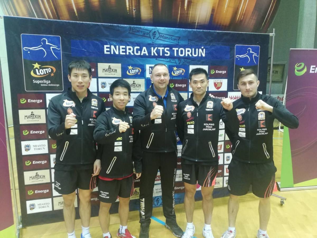 Ekipa Kolpinga FRAC tuż po wygranej w Toruniu. Od lewej: Cheng Jingqi, Quiyao Han, menadżer Kamil Dziukiewicz, Kou Lei i Artur Białek.<br/>fot.ze zbiorów własnych