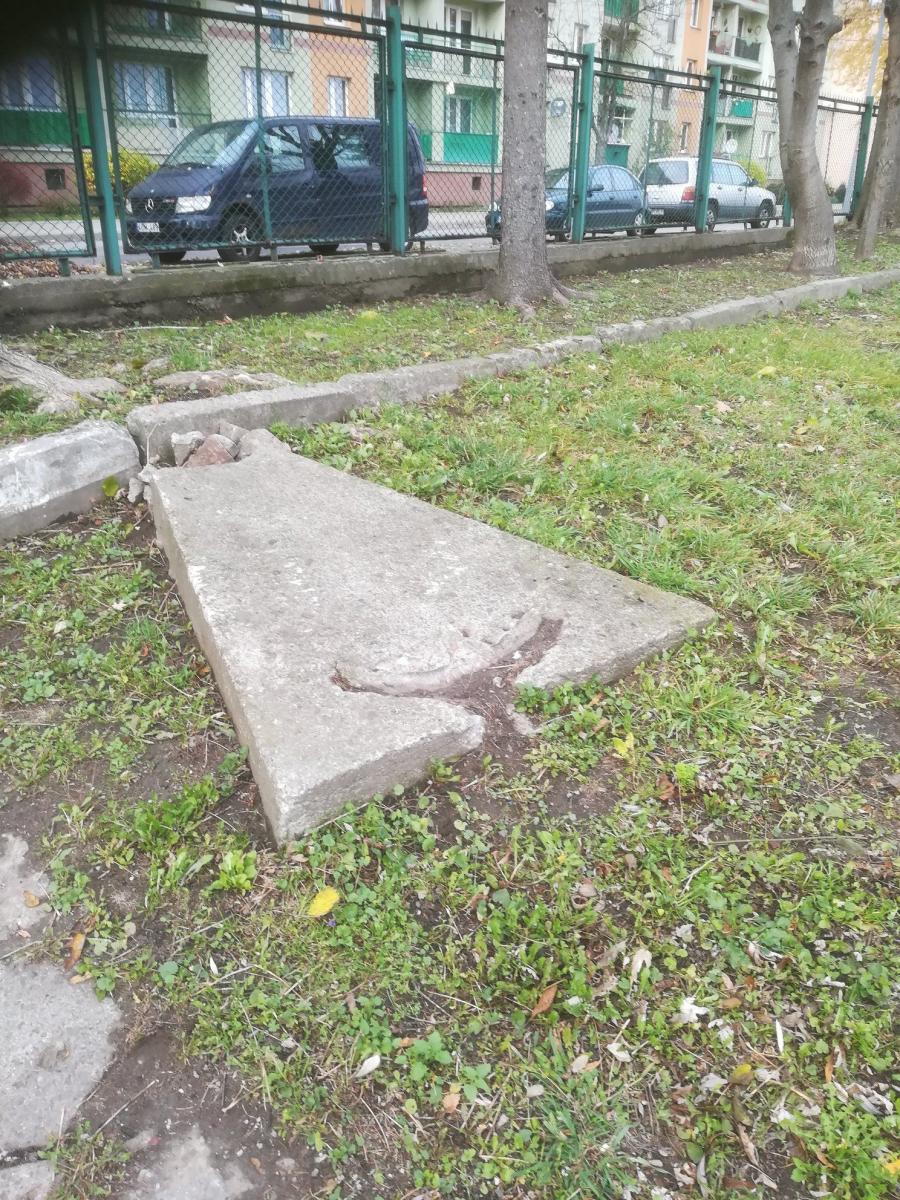 Po sporych rozmiarów kotwicy, zamontowanej na terenie przystani wodnej, pozostał jedynie betonowy postument.<br/>fot.ze zbiorów własnych