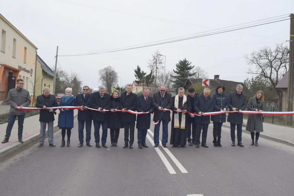 Zaproszeni goście, inwestorzy, wykonawcy i władze lokalne wspólnie przecięli wstęgę, oficjalne oddając do użytku przebudowaną drogę wojewódzką nr 835 relacji Lublin – Przeworsk – Grabownica Starzeńska.<br/>fot.Starostwo Powiatowe Przeworsk