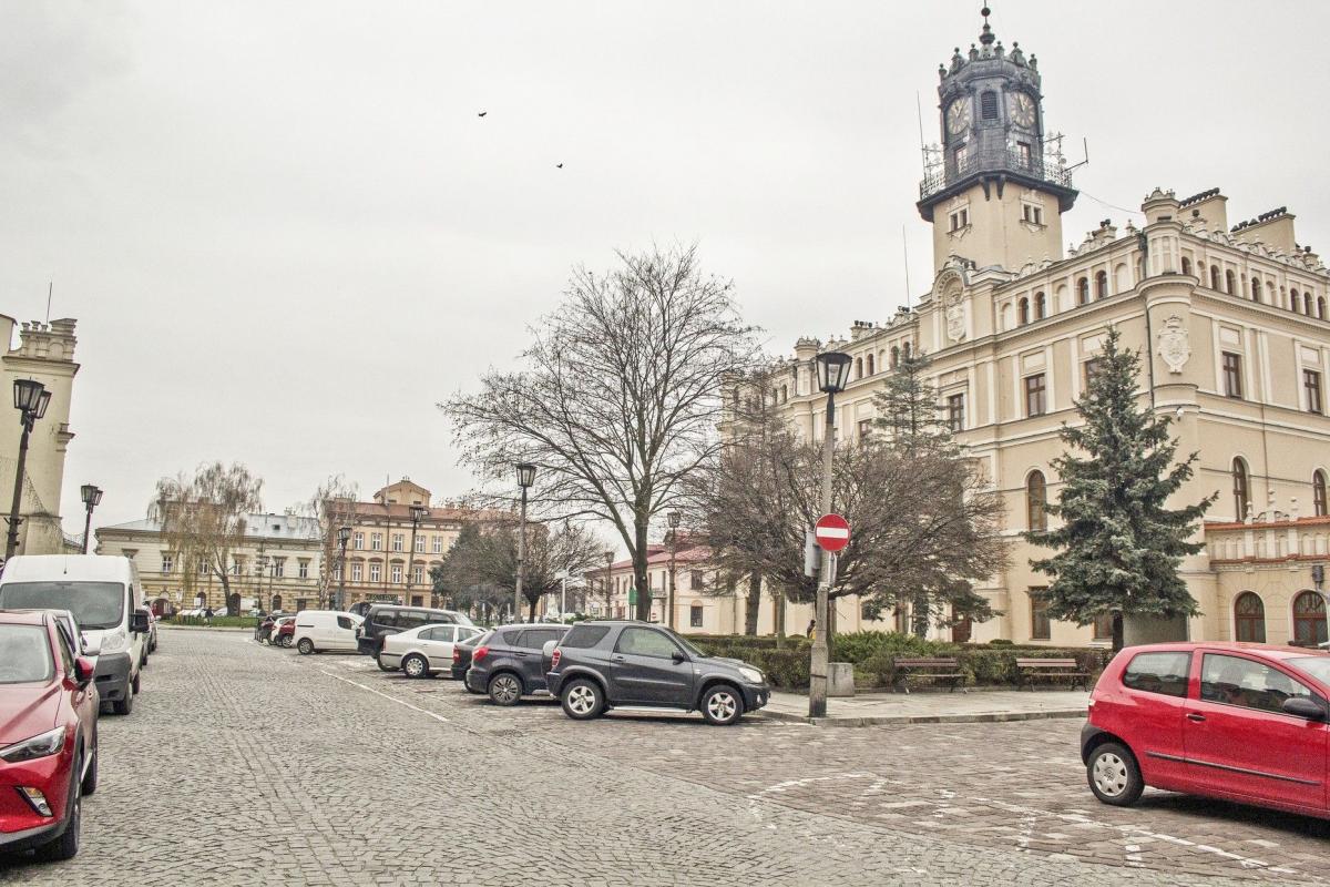 Wiele wskazuje na to, że przetarg na rewitalizację Rynku zostanie rozstrzygnięty. To z kolei oznacza, że to ostatnie chwile, kiedy oglądamy południową i zachodnią jego pierzeję w obecnym kształcie.<br/>fot.Bartłomiej Pacek