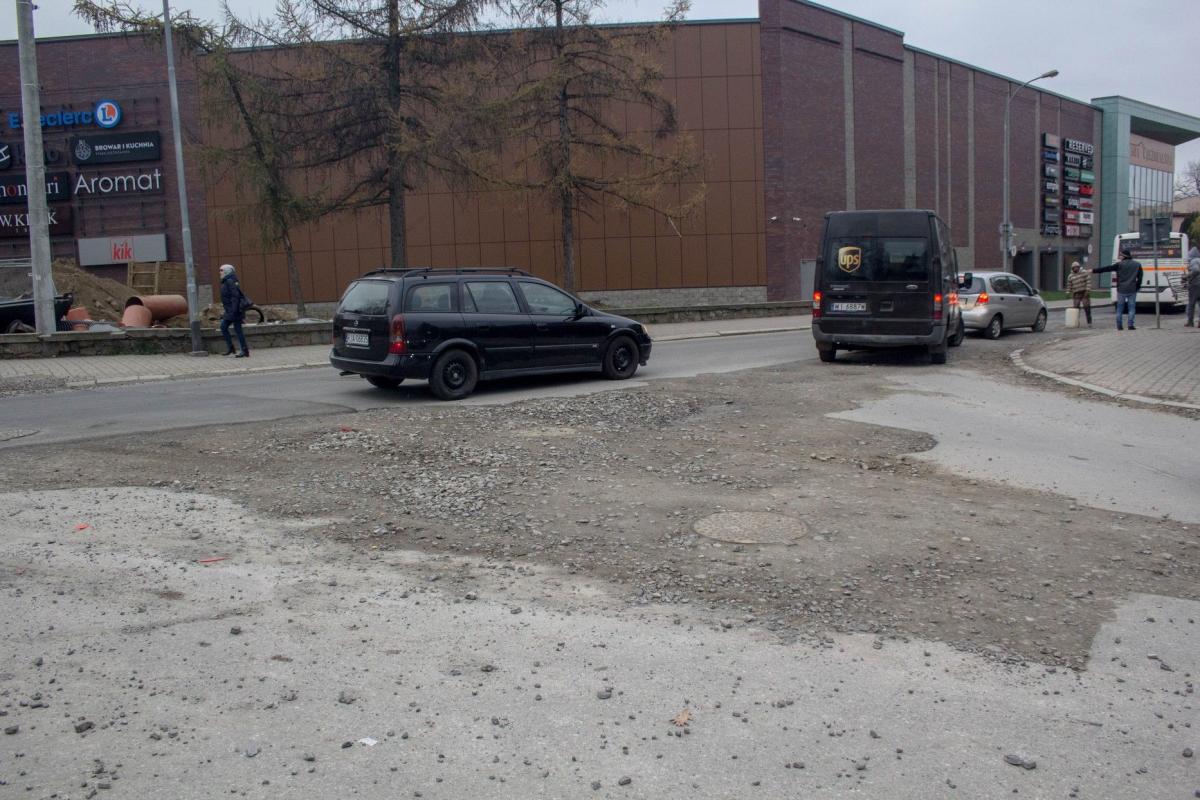 Skrzyżowanie Sikorskiego, Lisińskiego i Piekarskiej jeszcze w poniedziałek miało spore ubytki nawierzchni. Jej naprawa powinna ruszyć jeszcze w tym tygodniu.<br/>fot.Bartłomiej Pacek