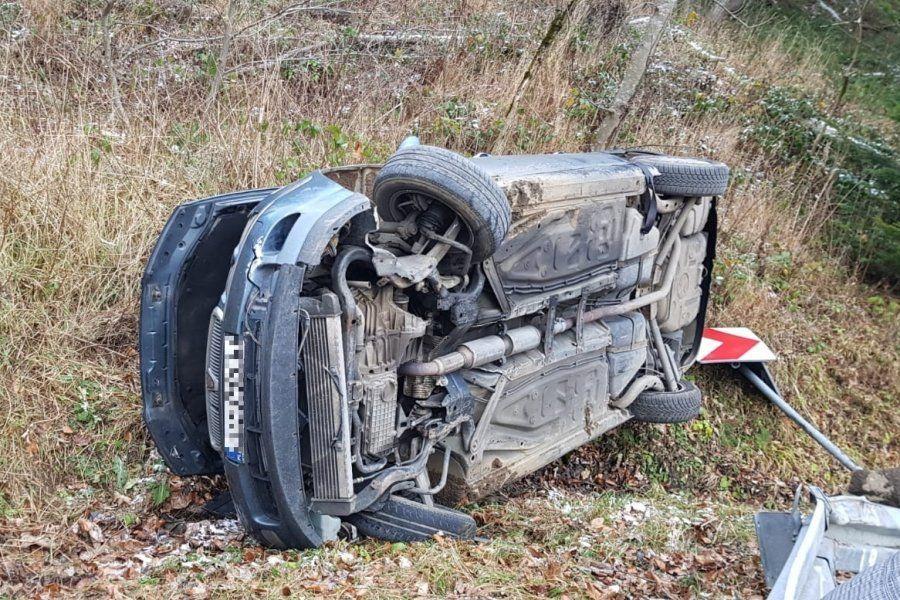 Nietrzeźwy kierujący pojazdem marki rover wjechał do rowu. <br/>fot.KPP Lesko