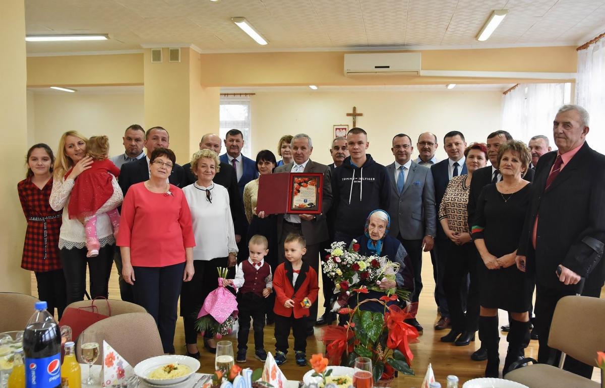 Z okazji urodzin pani Marii zorganizowano przyjęcie w miejscowym domu ludowym. Przyjechała najbliższa rodzina i władze gminy Żurawica. <br/>fot.Paweł Bugira