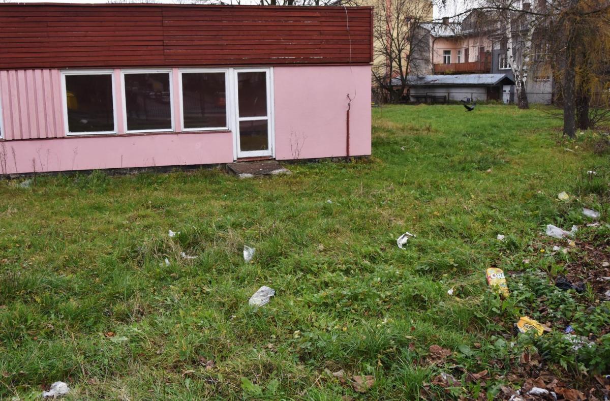 Szczególnie wzdłuż ogrodzenia od strony ulicy znaleźć można wyrzucane przez przechodniów śmieci. <br/>fot.Paweł Bugira