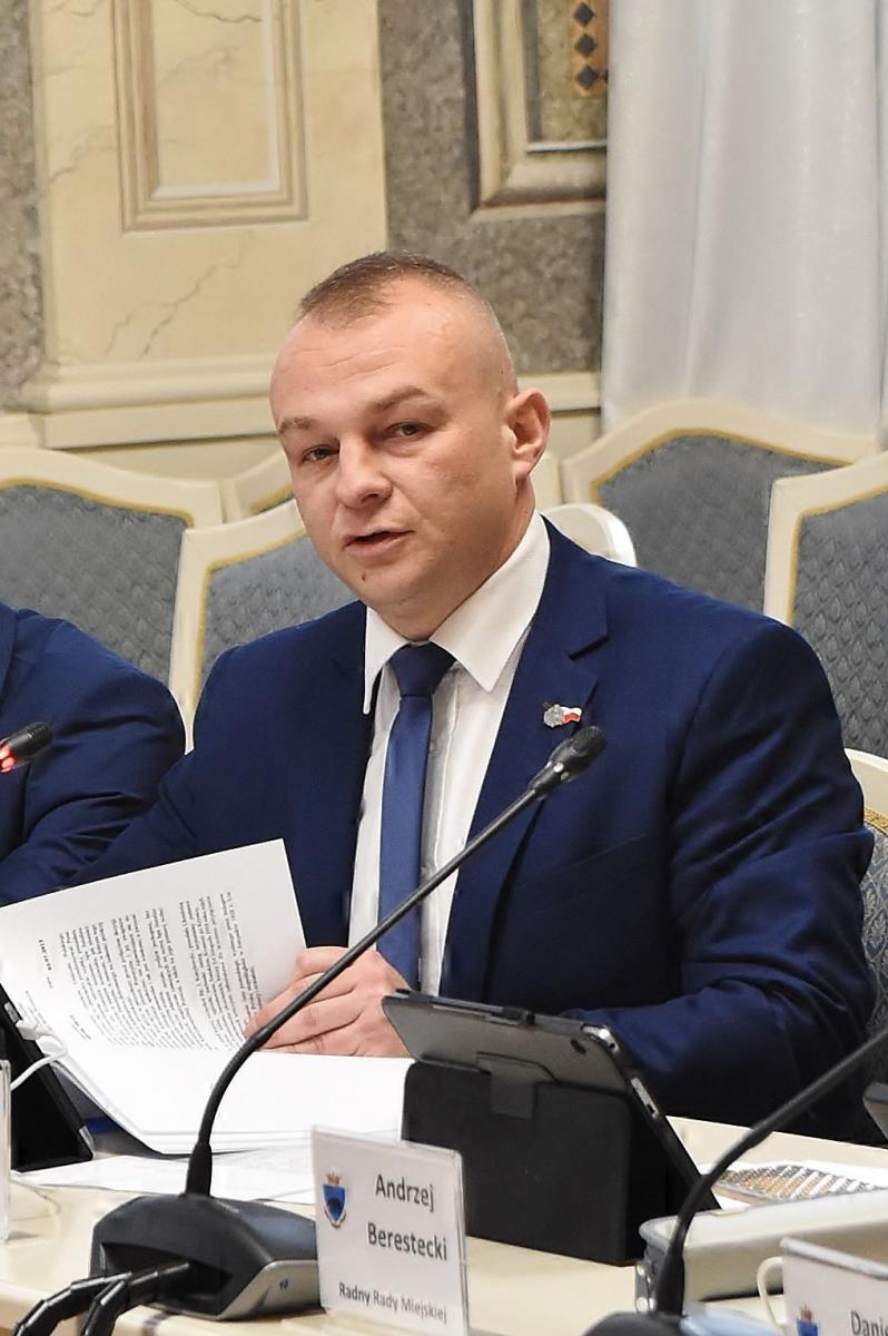 Mirosław Majkowski (WdP) przekonywał radę, dlaczego zmiana nazwy jest uzasadniona.<br/>fot.Paweł Bugira