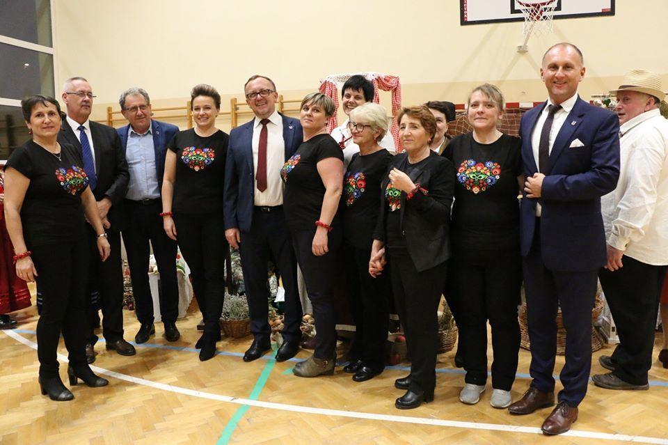 Zwycięskie koła gospodyń wiejskich na pamiątkowym zdjęciu z władzami powiatu i organizatorami konkursu.<br/>fot.Starostwo Powiatowe w Jarosławiu