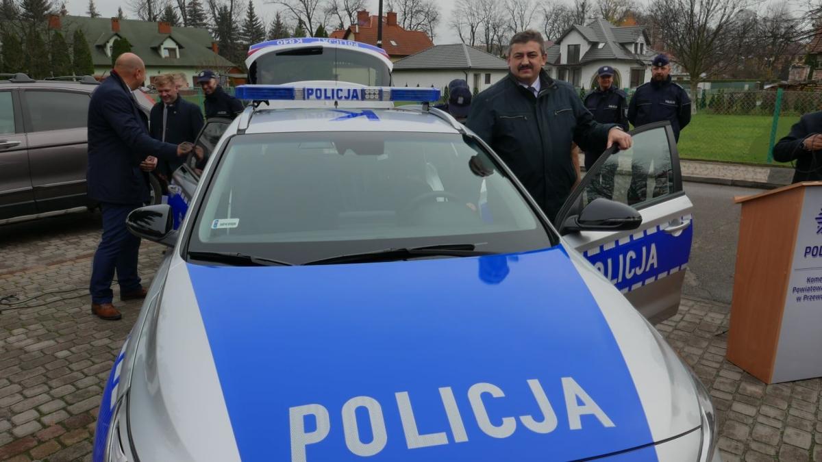 Przekazanie wozu musiało być szczególnym wydarzeniem dla burmistrza Kańczugi Andrzeja Żygadły – do niedawna jeszcze czynnego funkcjonariusza policji.<br/>fot.UMiG Kańczuga