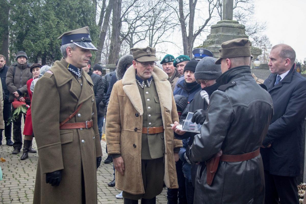 Jerzy Przysiężniak ze Stowarzyszenia „Partyzanci Ojca Jana” dokonał dekoracji okolicznościowym medalem dwóch członków grupy rekonstrukcyjnej.<br/>fot.Bartłomiej Pacek