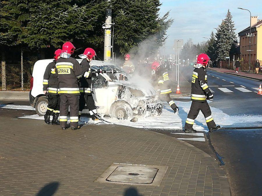 Płonący samochód ugasili wezwani na miejsce strażacy.<br/>fot.KPP Kolbuszowa
