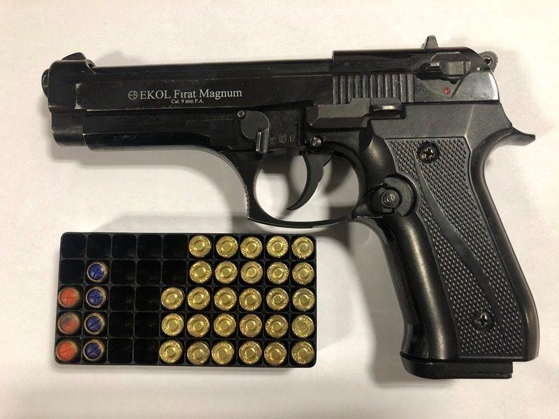 Funkcjonariusze Służby Celno-Skarbowej wykryli, że w jednym z bagaży znajduje się niezgłoszony do kontroli pistolet gazowy oraz 42 sztuki amunicji.<br/>fot.archiwum KAS