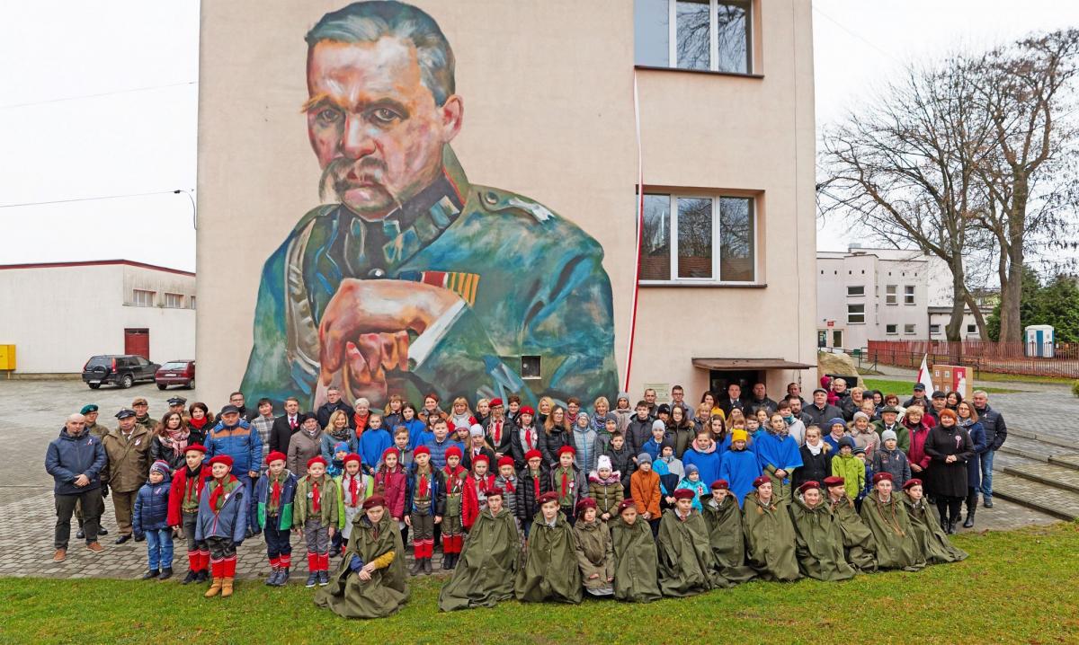 Mural Arkadiusza Andrejkowowa przypomina uczniom szkoły o jej zacnym patronie i stanowi ciekawą atrakcję. Artysta pracował nad nim 3 dni, od świtu do nocy.<br/>fot.Krystian Kłysewicz