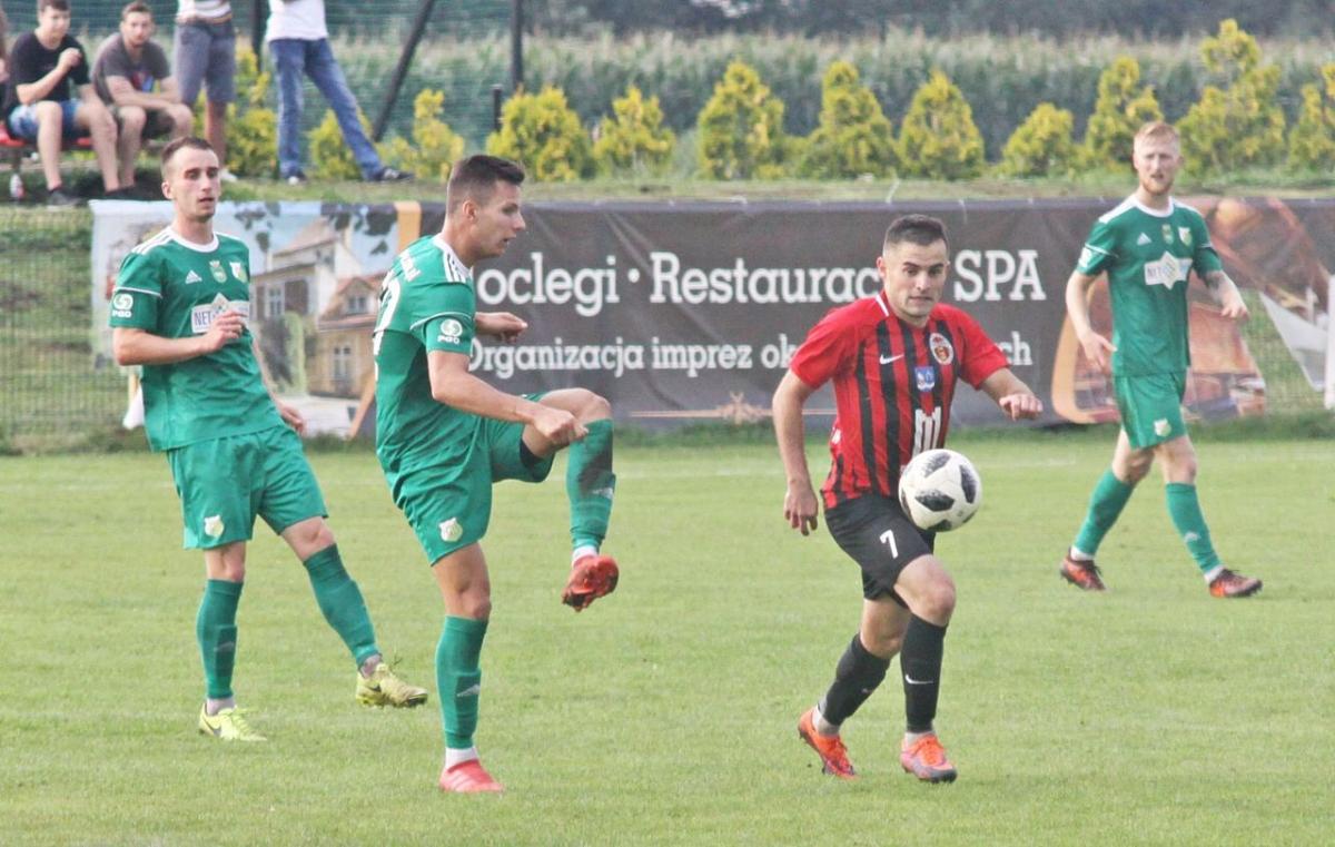 Mateusz Kocur (drugi z prawej) wspólnie z kolegami nie zdołał pokonać krakowskiego Hutnika. Wólczanka Stal Systems „przezimuje” na 4. miejscu w tabeli.<br/>fot.Kamil Krukiewicz