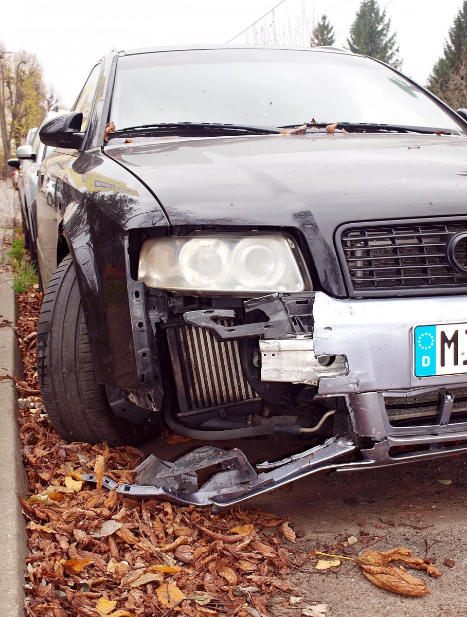 Na drodze publicznej przy ulicy Zielińskiego w Przemyślu ktoś zrobił sobie szrot. Rozbiera auta na części, które potem sprzedaje i nie ma na razie na niego mocnych.<br/>fot.Mariusz Godos