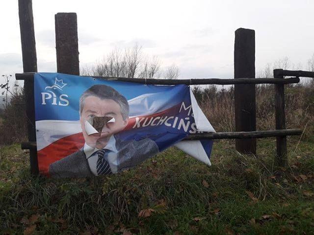 Zdjęcie nadesłane przez jednego z naszych Czytelników. Baner wyborczy Marka Kuchcińskiego (PiS) wciąż wiszący w okolicach osiedla w Ostrowie pod Przemyślem.<br/>fot.Nadesłane przez Czytelnika
