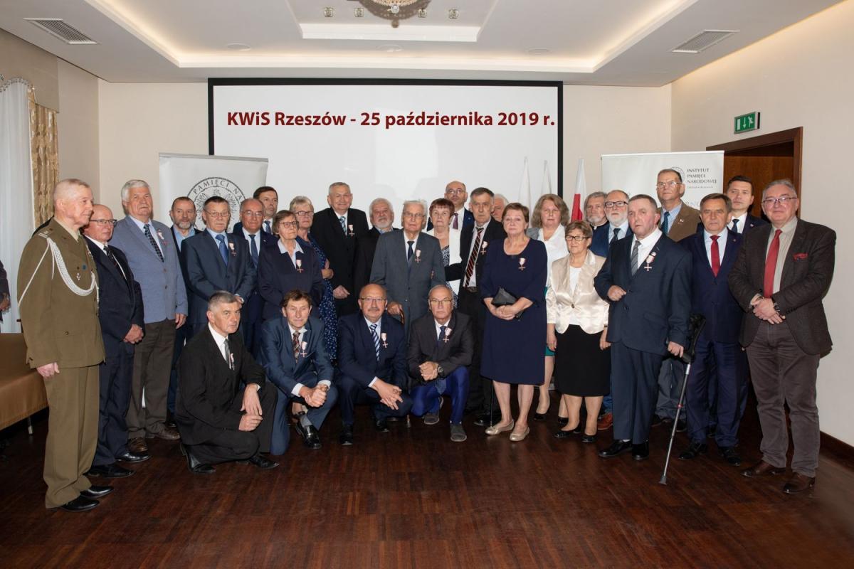 Odznaczeni Krzyżami Wolności i Solidarności na wspólnym zdjęciu z władzami Instytutu Pamięci Narodowej.<br/>fot.ze zbiorów IPN oddział Rzeszów