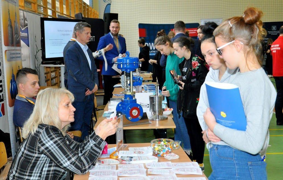 Licznie przybyła młodzież ze szkół średnich i studenci mogli porozmawiać z fachowcami czy uzyskać informacje na temat możliwości podnoszenia kwalifikacji zawodowych.<br/>fot.ze zbiorów własnych