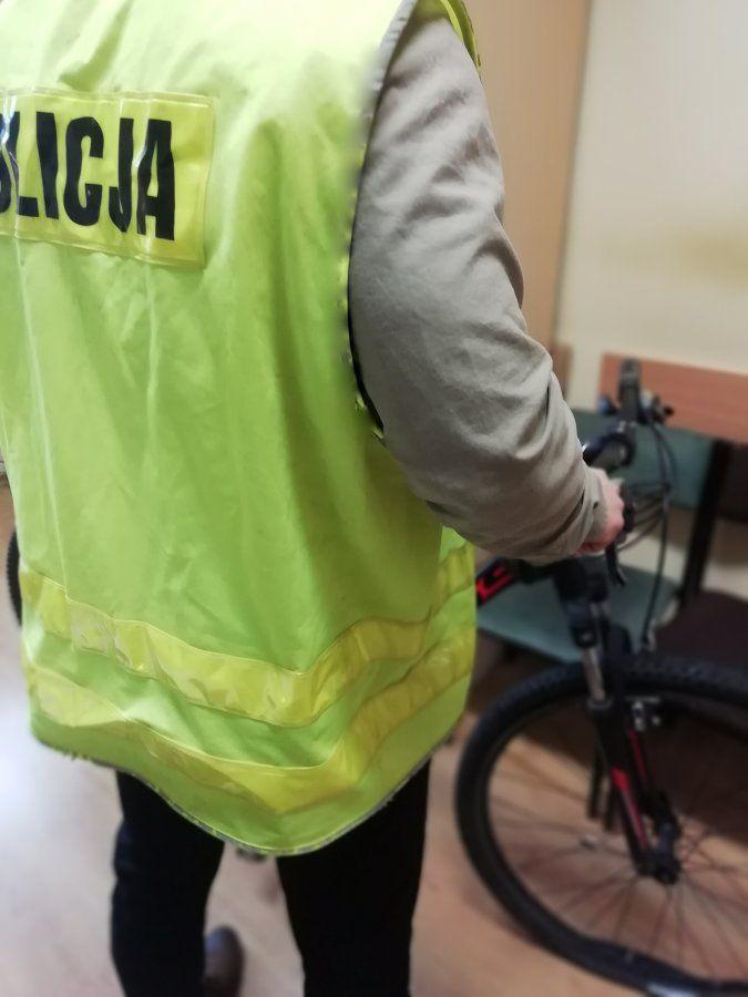 Policjant ze odzyskanym rowerem.<br/>fot.arch. KPP Kolbuszowa