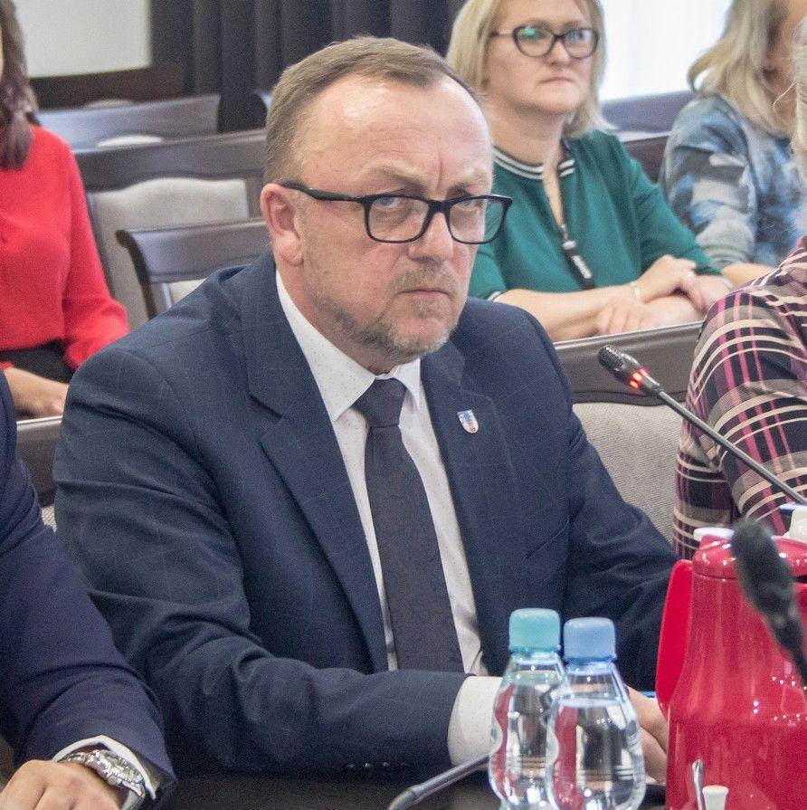 Składowe uposażenia nowego starosty są takie same jak poprzedniego. S. Kłopot zarobi nieco więcej ze względu na przysługujące mu prawo do wyższego dodatku za wieloletnią pracę.<br/>fot.Bartłomiej Pacek