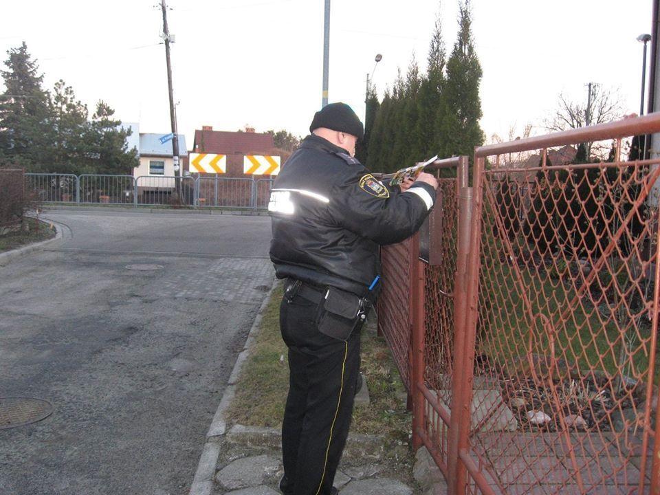 Należy pamiętać że niewpuszczenie na posesję strażnika chcącego skontrolować kotłownię to przestępstwo. Strażnik powinien jednak nosić umundurowanie, mieć przy sobie legitymację służbową, znak identyfikacyjny oraz emblemat gminny. Musi też się przedstawić i podać powód kontroli. <br/>fot.archiwum UM