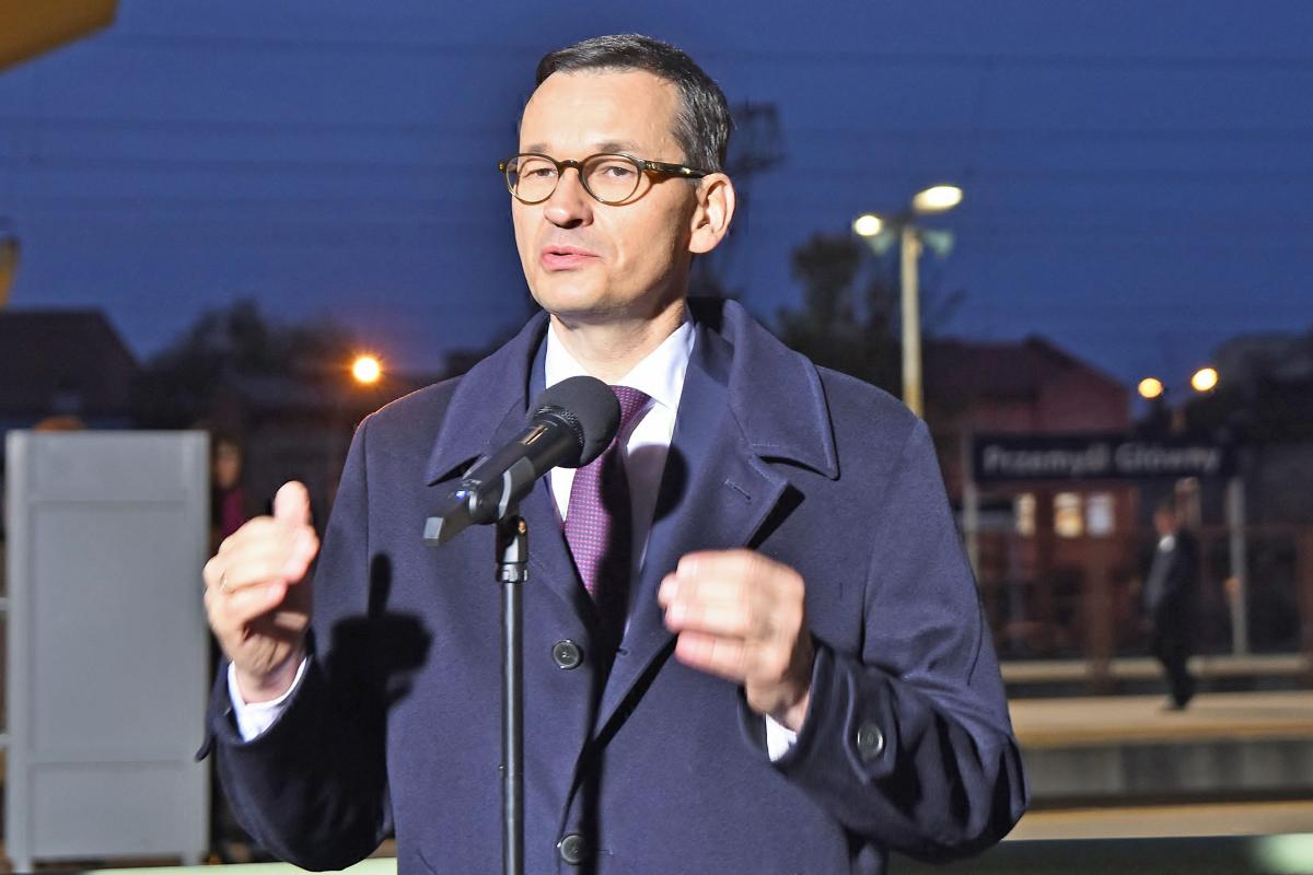 Podczas spotkania z dziennikarzami na dworcu PKP w Przemyślu 8 października br.  prezes Rady Ministrów Mateusz Morawiecki zapowiedział m.in. rozbudowę terminalu kolejowego w Przemyślu i budowę zachodniej obwodnicy miasta.<br/>fot.Paweł Bugira