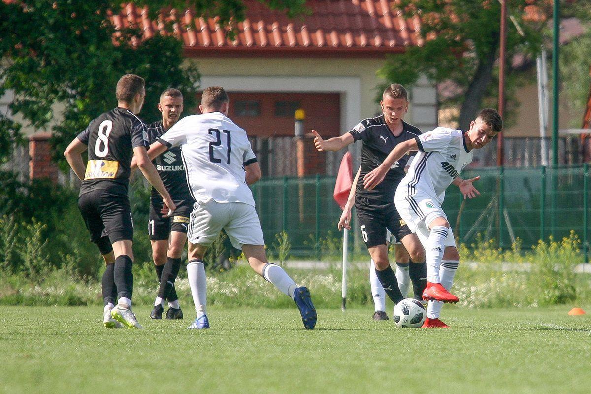 Dawid Olejarka (pierwszy z prawej, w barwach Legii Warszawa) zdobył pierwszą bramkę w meczu z rezerwami kieleckiej Korony.<br/>fot.www.legia.net