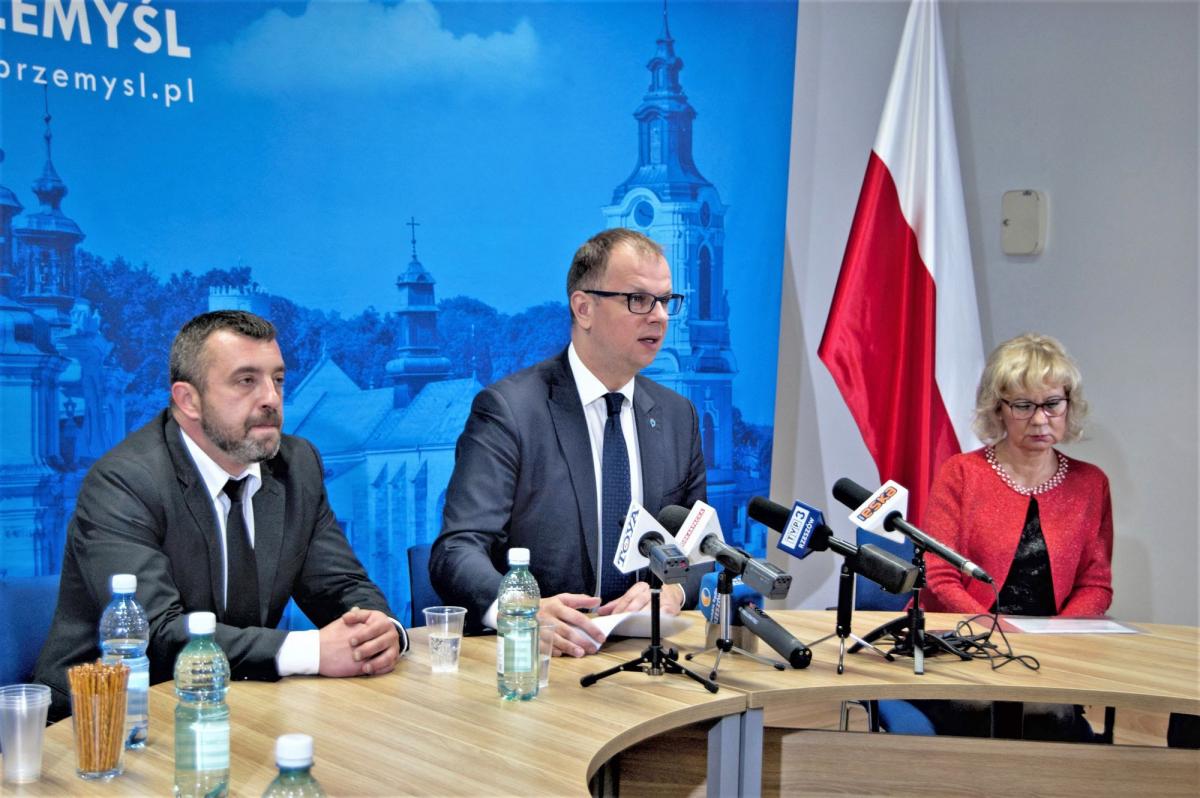 Naczelnik Wydziału Gospodarki Komunalnej Karol Wilk, prezydent Przemyśla Wojciech Bakun oraz dyrektor PCKiN „Zamek” Renata Nowakowska na czwartkowej konferencji prasowej w urzędzie miasta.<br/>fot.Joanna Steblińska