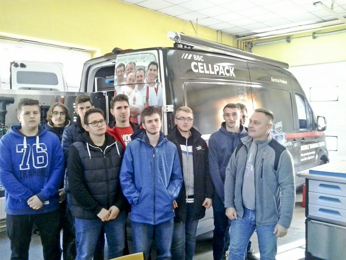 Uczniowie klas maturalnych ćwiczyli pod okiem fachowców z branży elektroenergetycznej.<br/>fot.zbiory własne