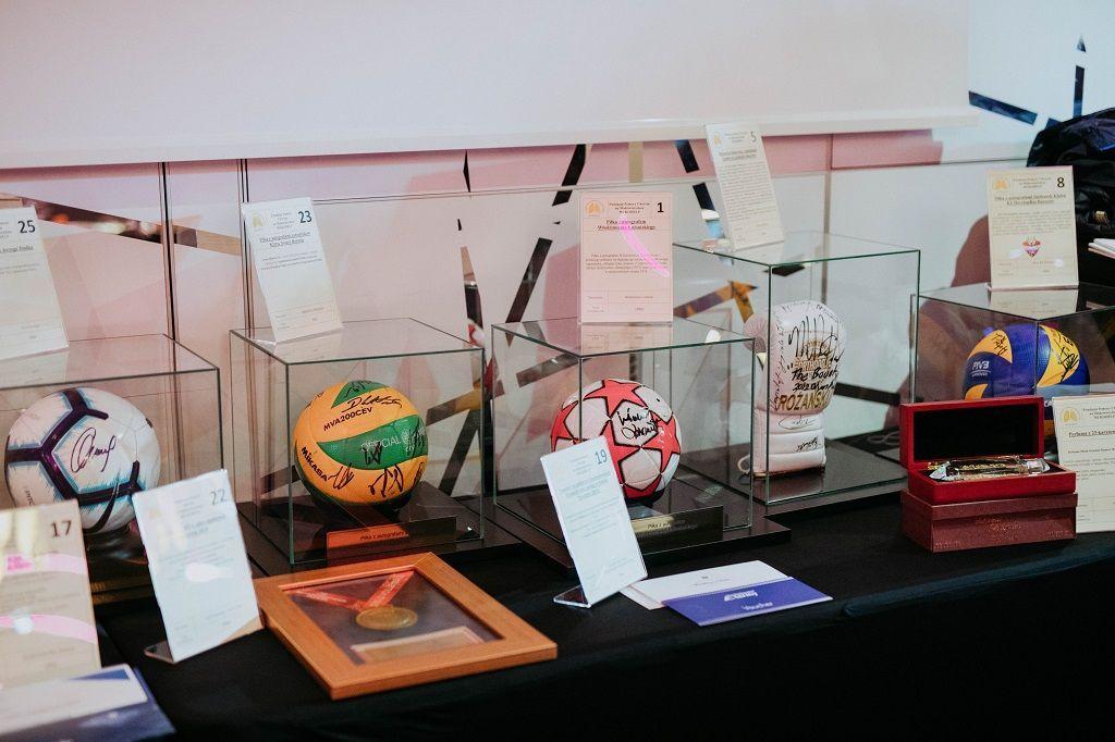 Podczas aukcji można było wylicytować szereg wspaniałych, sportowych gadżetów. Pamiątek, które chciałby mieć w swoich zbiorach każdy kibic.<br/>fot.Starostwo Powiatowe w Jarosławiu