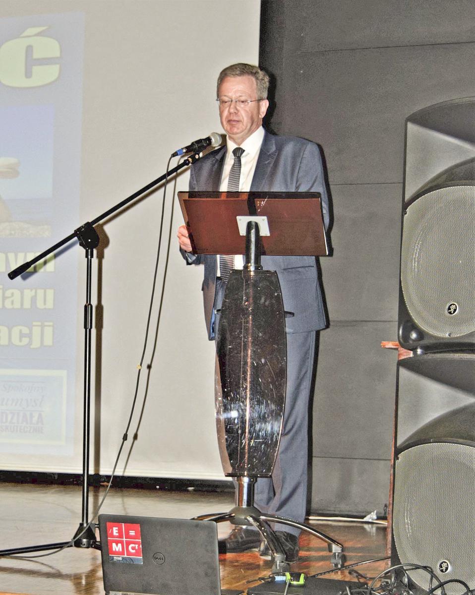 Zmuszający do refleksji wykład wygłosił prof. nadz. Akademii WSB w Dąbrowie Górniczej dr hab. inż. Janusz Morbitzer, który podkreślał istotę równowagi w wykorzystywaniu technologii w nauczaniu.<br/>fot.Joanna Steblińska